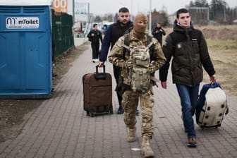 Grenzübergang in Medyka: Männer verlassen Polen, um in der Ukraine zu kämpfen.