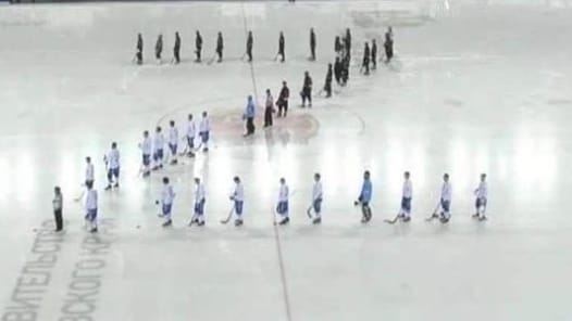 Umstrittene Aktion: Vor einem Spiel der russischen Bandy-Liga formten die Spieler an "Z" im Sinner der Solidarität mit den russischen Soldaten. Umstrittene Aktion: Vor einem Spiel der russischen Bandy-Liga formten die Spieler an "Z" im Sinner der Solidarität mit den russischen Soldaten.