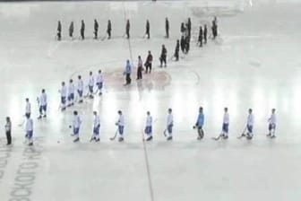 Umstrittene Aktion: Vor einem Spiel der russischen Bandy-Liga formten die Spieler an "Z" im Sinner der Solidarität mit den russischen Soldaten.
