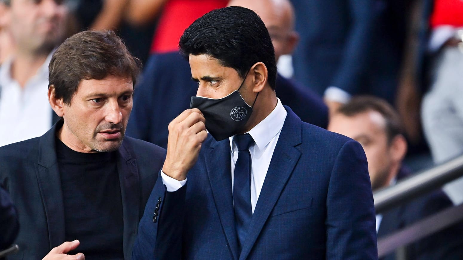 Gegenwind: PSG-Klubboss Nasser al Khelaifi (l.) steht öffentlich in der Kritik und auch für Sportdirektor Leonardo wird die Luft dünner. Gegenwind: PSG-Klubboss Nasser al Khelaifi (l.) steht öffentlich in der Kritik und auch für Sportdirektor Leonardo wird die Luft dünner.