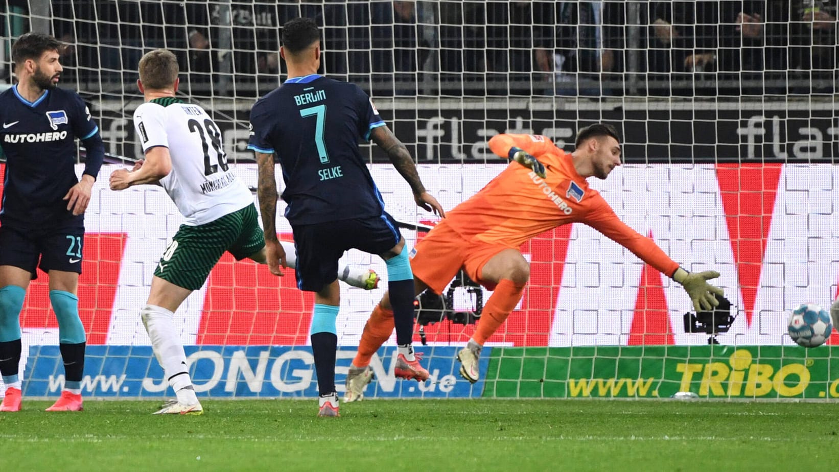Die Entscheidung: Hertha-Torwart Lotka (r.) ist machtlos gegen den Kopfball von Matthias Ginter. Die Entscheidung: Hertha-Torwart Lotka (r.) ist machtlos gegen den Kopfball von Matthias Ginter.
