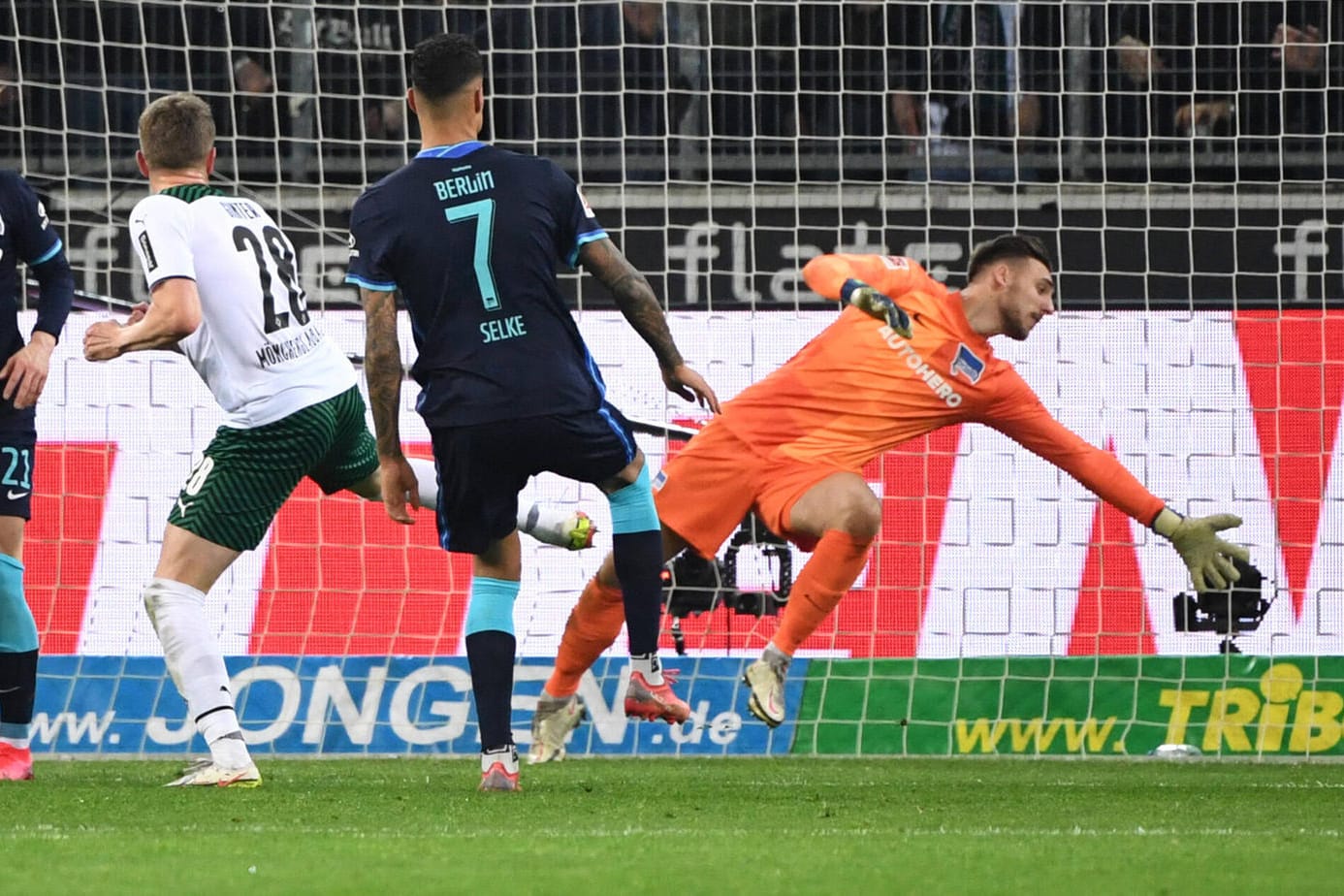 Die Entscheidung: Hertha-Torwart Lotka (r.) ist machtlos gegen den Kopfball von Matthias Ginter.