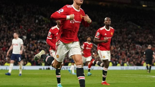 Cristiano Ronaldo hat mit 807 Toren den FIFA-Rekord für die meisten Tore der Fußballgeschichte geknackt. Cristiano Ronaldo hat mit 807 Toren den FIFA-Rekord für die meisten Tore der Fußballgeschichte geknackt.