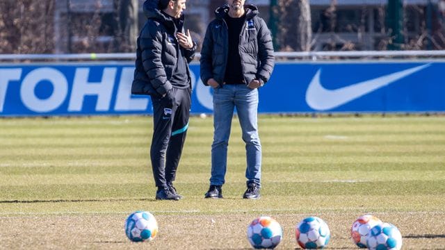 Herthas Geschäftsführer Fredi Bobic (r) hat Trainer Tayfun Korkut das Vertrauen entzogen.