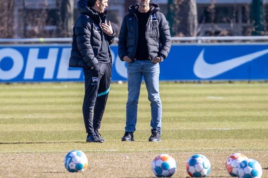 Herthas Geschäftsführer Fredi Bobic (r) hat Trainer Tayfun Korkut das Vertrauen entzogen.