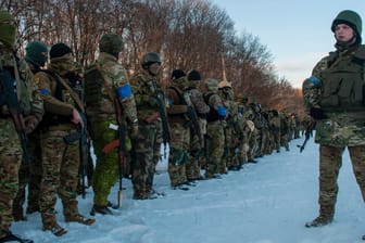 Ukrainische Soldaten nehmen an einer Trainingseinheit außerhalb von Charkiw teil (Symbolbild): Auch die Firma Wanzl bangt um ihre Mitarbeiter in der Ukraine.