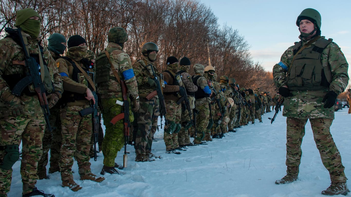Ukrainische Soldaten nehmen an einer Trainingseinheit außerhalb von Charkiw teil (Symbolbild): Auch die Firma Wanzl bangt um ihre Mitarbeiter in der Ukraine.