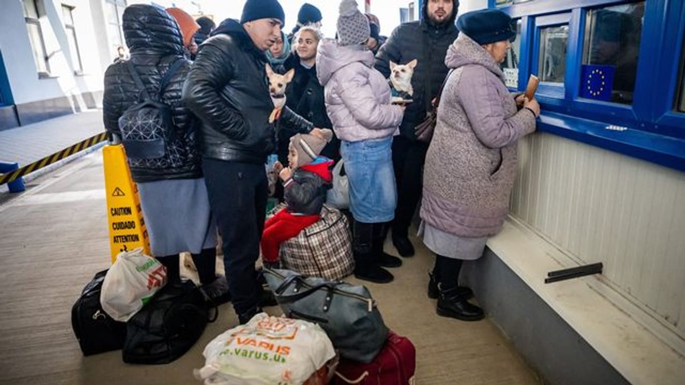 Geflüchtete aus der Ukraine warten am Grenzübergang in Palanca in Moldau.