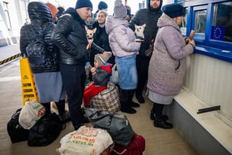 Geflüchtete aus der Ukraine warten am Grenzübergang in Palanca in Moldau.