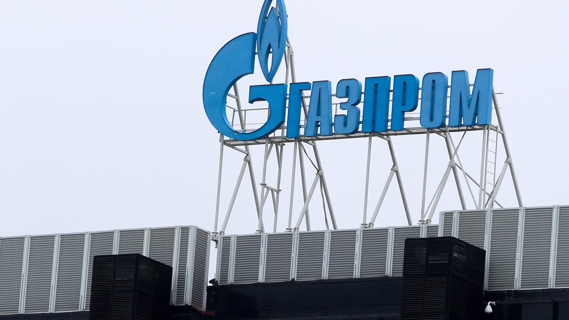 Das Logo des Gazprom-Konzerns in St. Petersburg (Archivbild): Internationale Agenturen sehen Finanzprobleme bei vielen russischen Rohstoffkonzernen.