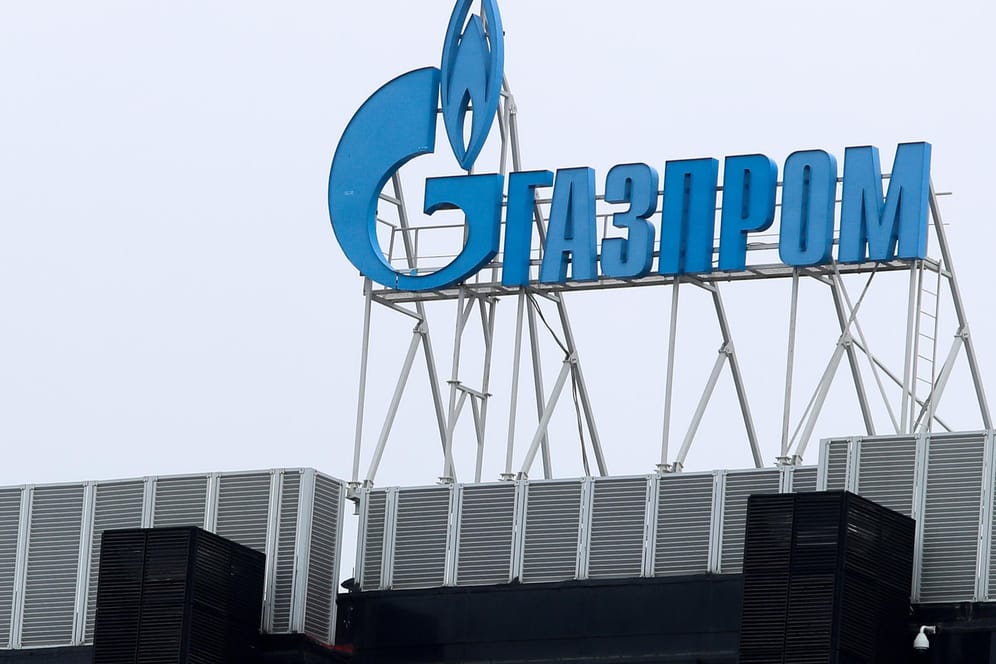 Das Logo des Gazprom-Konzerns in St. Petersburg (Archivbild): Internationale Agenturen sehen Finanzprobleme bei vielen russischen Rohstoffkonzernen.