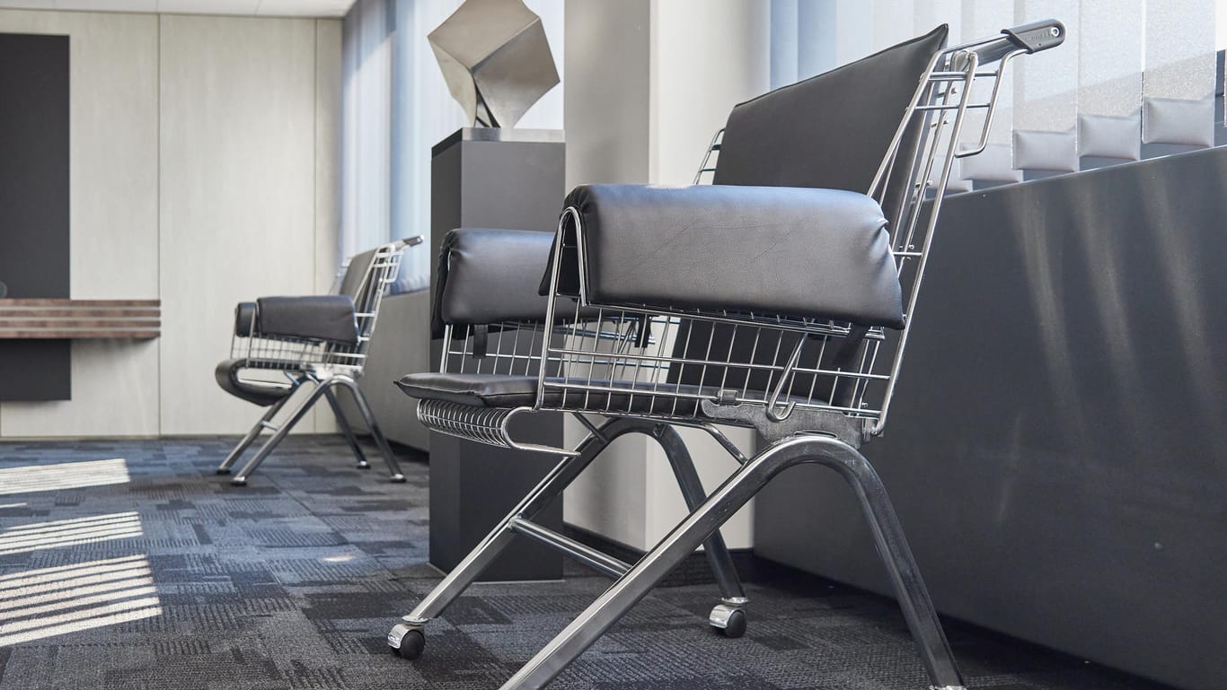 Diese besonderen Stühle ähneln einem Einkaufswagen. Die Einzelstücke bekommen Mitarbeiter, die besonders lange im Unternehmen sind.