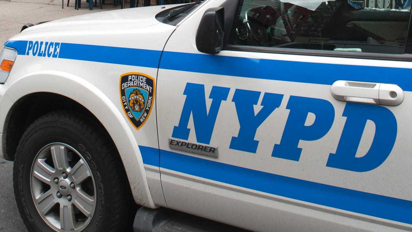 Ein Fahrzeug der New Yorker Polizei (Symbolbild): Bei einem Messerangriff in einem Museum gab es zwei Verletzte.
