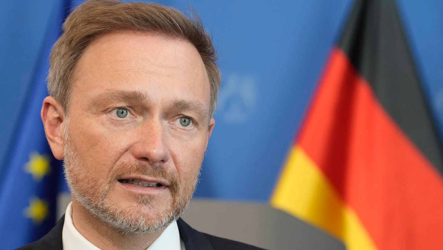 Christian Lindner spricht bei einer Pressekonferenz (Archivbild): Der Finanzminister lehnt eine geringere Mehrwertsteuer für Sprit ab.