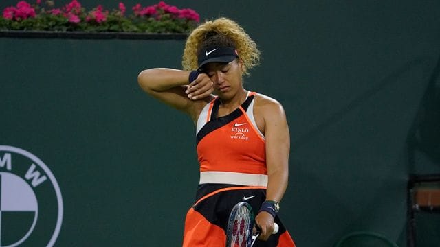 Die Japanerin Naomi Osaka kämpft nach einem Zwischenruf eines Zuschauers während der Partie mit den Tränen.