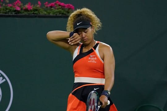 Die Japanerin Naomi Osaka kämpft nach einem Zwischenruf eines Zuschauers während der Partie mit den Tränen.