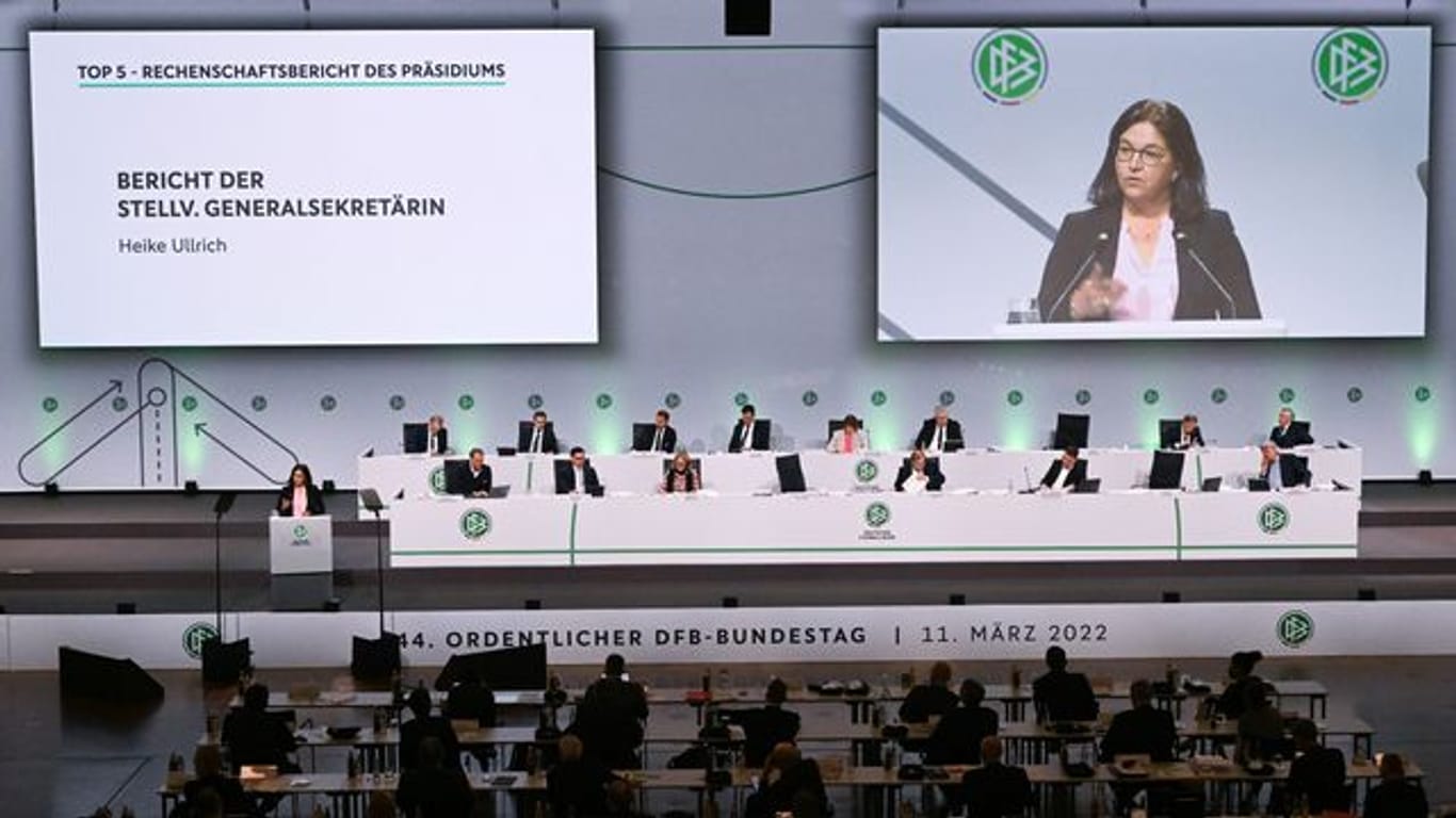 DFB-Generalsekretärin Heike Ullrich spricht auf dem Bundestag.