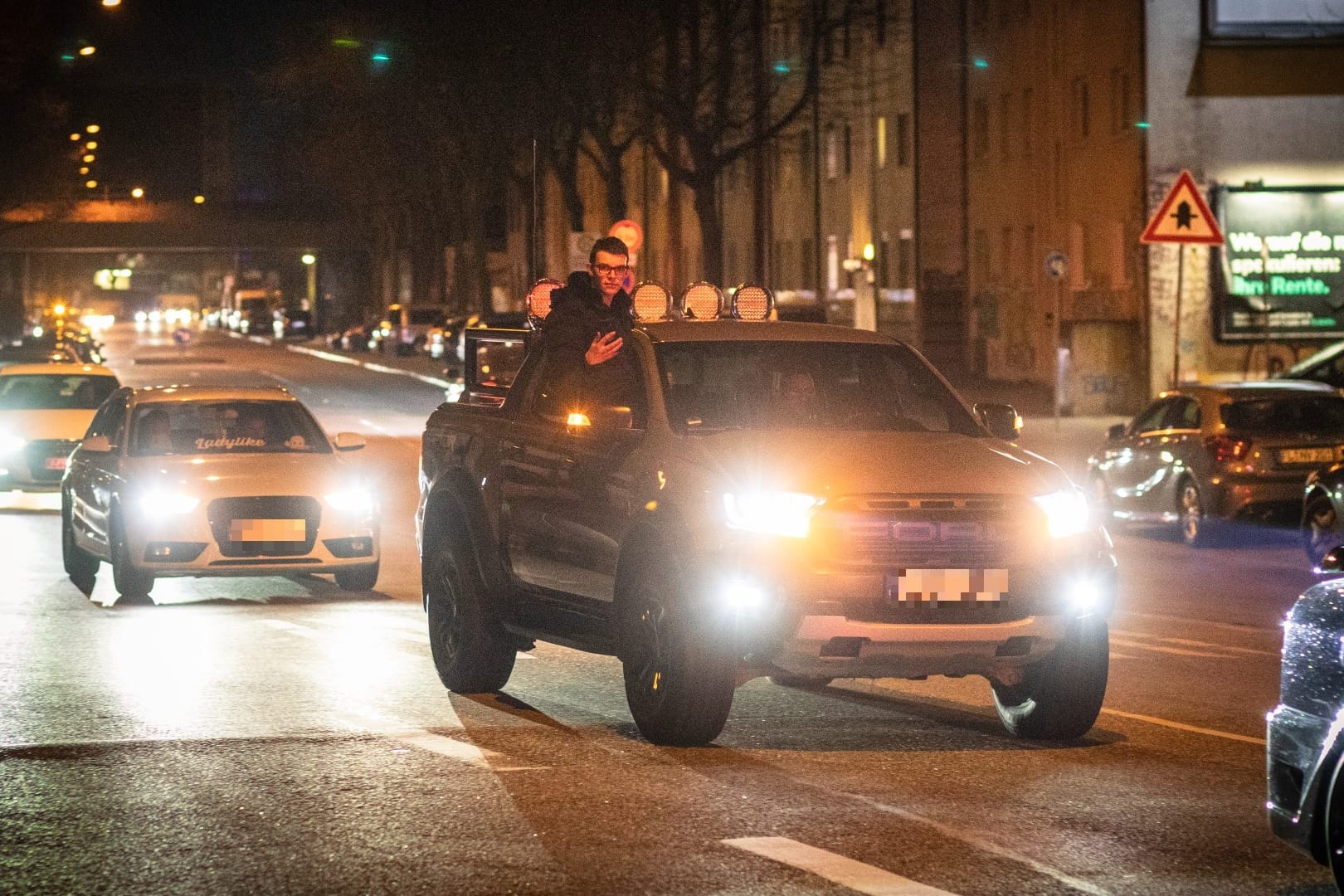 Viele aufgemotzte und große Autos im Korso: In der Demo fallen viele PS-Fans auf.