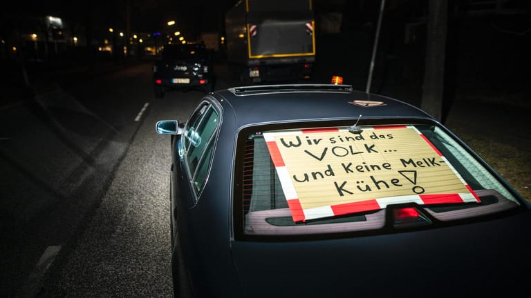 "Wir sind keine Melk-Kühe", steht auf einem Schild: Ansonsten sind nicht viele Plakate mit Botschaften im Korso zu sehen.
