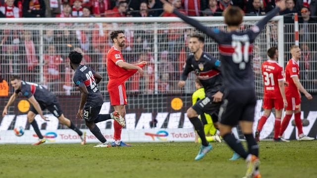 Punktgewinn bei Union Berlin: Stuttgarts Sasa Kalajdzic (l) dreht nach seinem Treffer zum 1:1 jubelnd ab. Punktgewinn bei Union Berlin: Stuttgarts Sasa Kalajdzic (l) dreht nach seinem Treffer zum 1:1 jubelnd ab.
