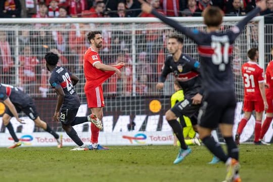 Punktgewinn bei Union Berlin: Stuttgarts Sasa Kalajdzic (l) dreht nach seinem Treffer zum 1:1 jubelnd ab.