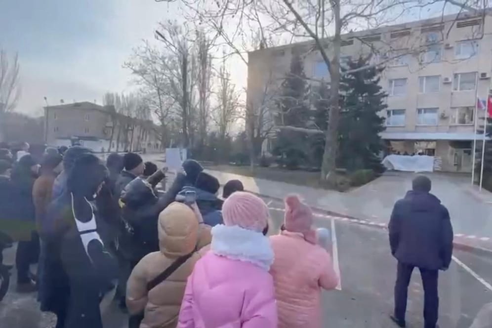 Demonstration in Melitopol: Die Statthalterin forderte die Bevölkerung dazu auf, ihren Widerstand aufzugeben.