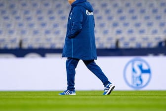 Schalkes Interimstrainer Mike Büskens muss wegen seiner Corona-Infektion weiterhin in häuslicher Quarantäne bleiben.