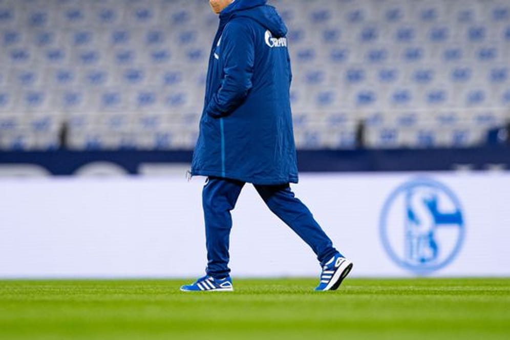 Schalkes Interimstrainer Mike Büskens muss wegen seiner Corona-Infektion weiterhin in häuslicher Quarantäne bleiben.