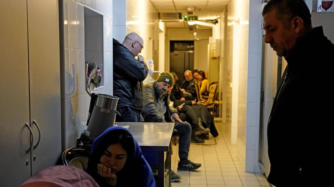 Menschen suchen in einem Hotel in Lwiw Schutz: Beim Angriff auf eine Militärbasis sollen viele Menschen getötet worden sein.