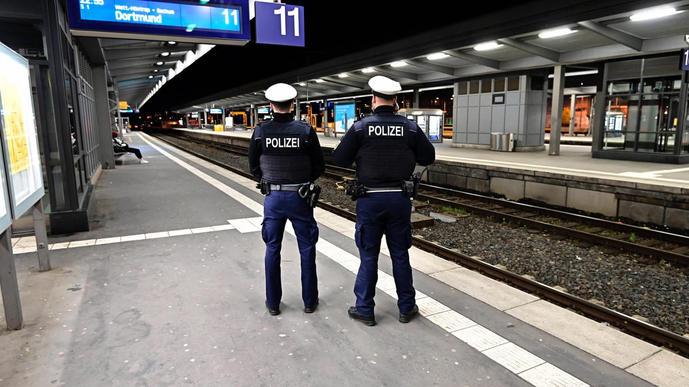 Bundespolizisten am Essener Hauptbahnhof (Symbolfoto): Ein jugendlicher Wildpinkler hielt die Beamten am Freitag auf Trab.
