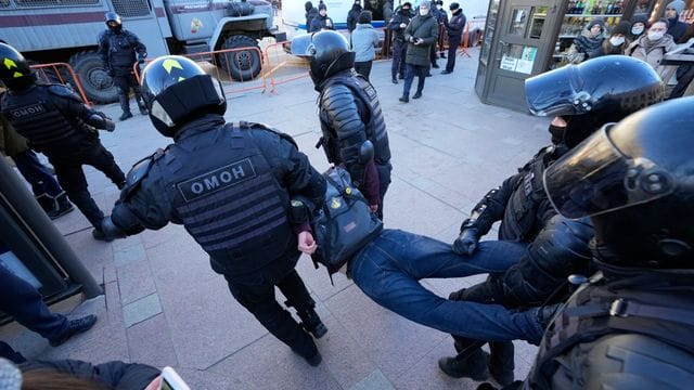 Die Polizei nimmt einen Demonstranten während einer Aktion gegen Russlands Invasion in die Ukraine fest.