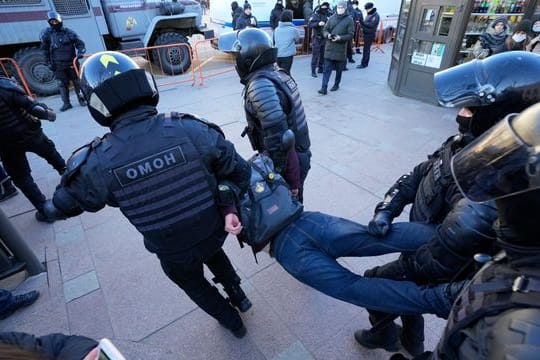 Die Polizei nimmt einen Demonstranten während einer Aktion gegen Russlands Invasion in die Ukraine fest.