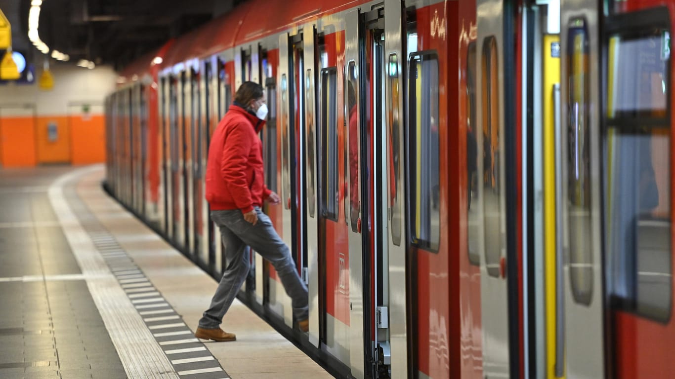 Reisender in der Münchner S-Bahn (Symbolfoto): Die Polizei stoppte hier einen bewaffneten Mann.
