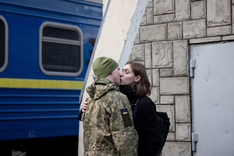 Ein Soldat küsst seine Partnerin auf dem Bahnsteig des Bahnhofs von Lwiw (Lemberg): Männer im wehrfähigen Alter dürfen die Ukraine nicht verlassen. Viele Familien reißt das auseinander.