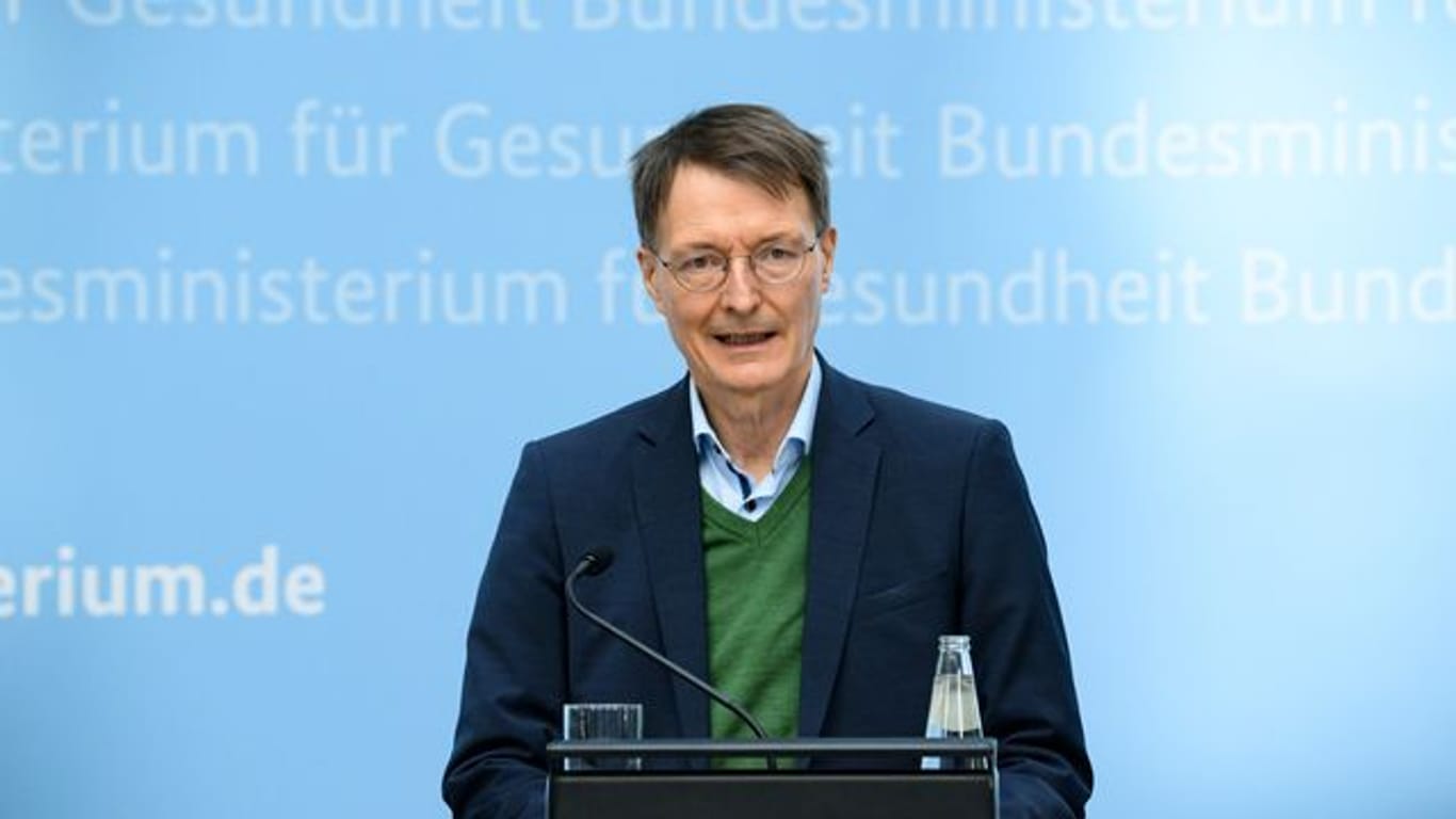Bundesgesundheitsminister Karl Lauterbach (SPD) ruft angesichts der hohen Corona-Infektionszahlen erneut zum Impfen auf.