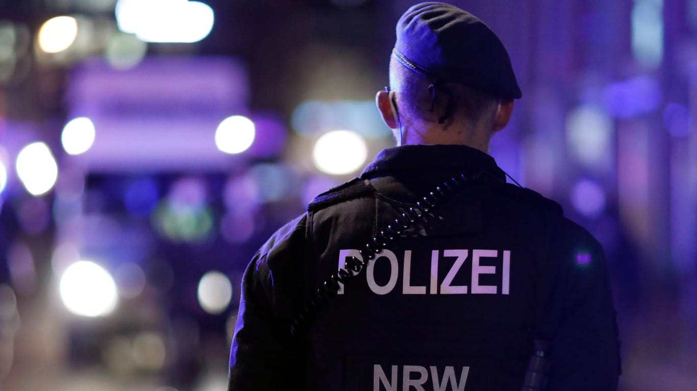 Polizist in NRW (Symbolfoto): Der Zwist zweier Nachtlub-Mitarbeiter beschäftigt die Polizei in Kerpen.