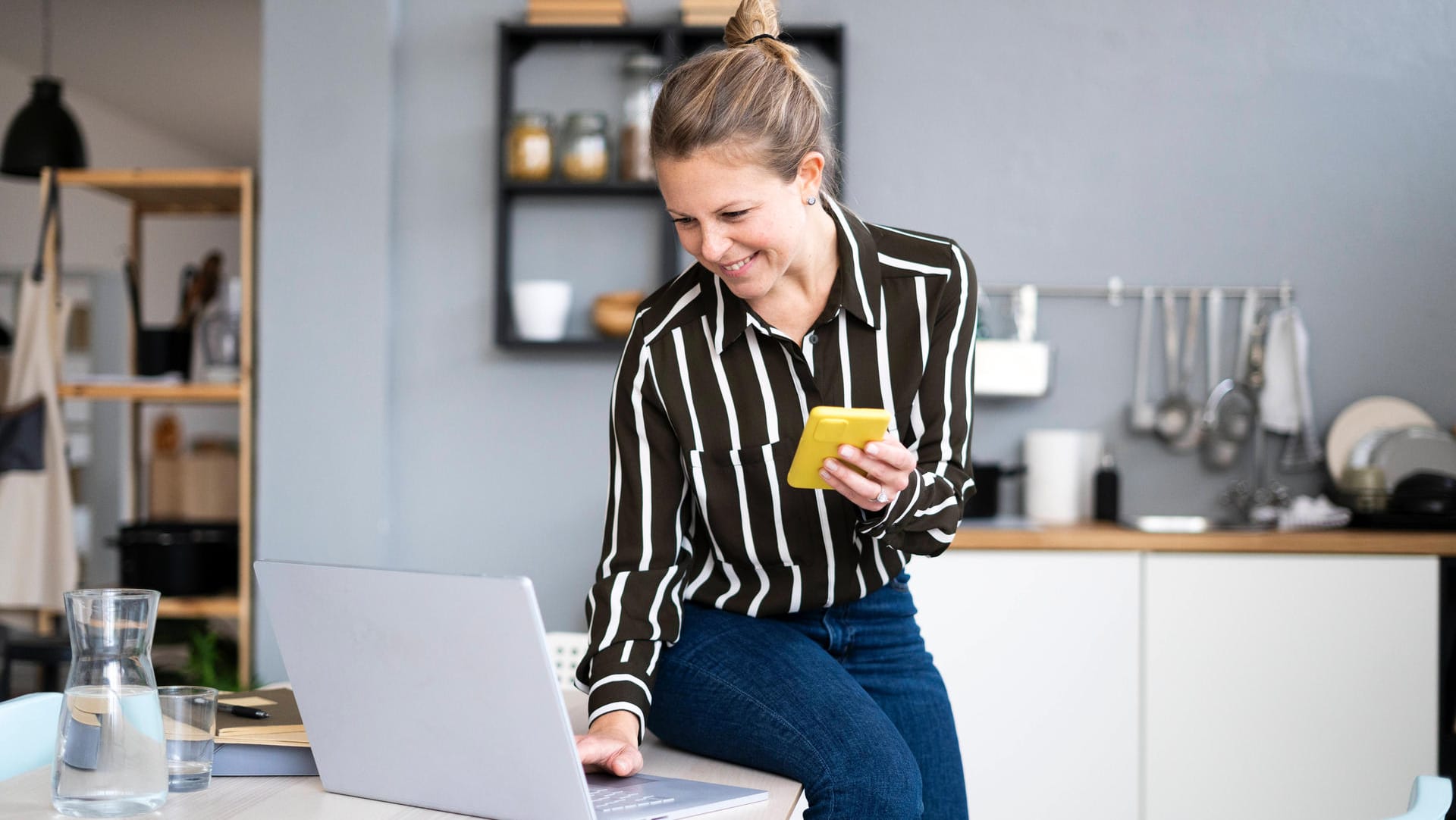 Eine Frau arbeitet in ihrer Küche am Laptop (Symbolbild): Am 20. März enden die bislang bestehenden Corona-Schutzmaßnahmen zum Großteil. Eine Frau arbeitet in ihrer Küche am Laptop (Symbolbild): Am 20. März enden die bislang bestehenden Corona-Schutzmaßnahmen zum Großteil.