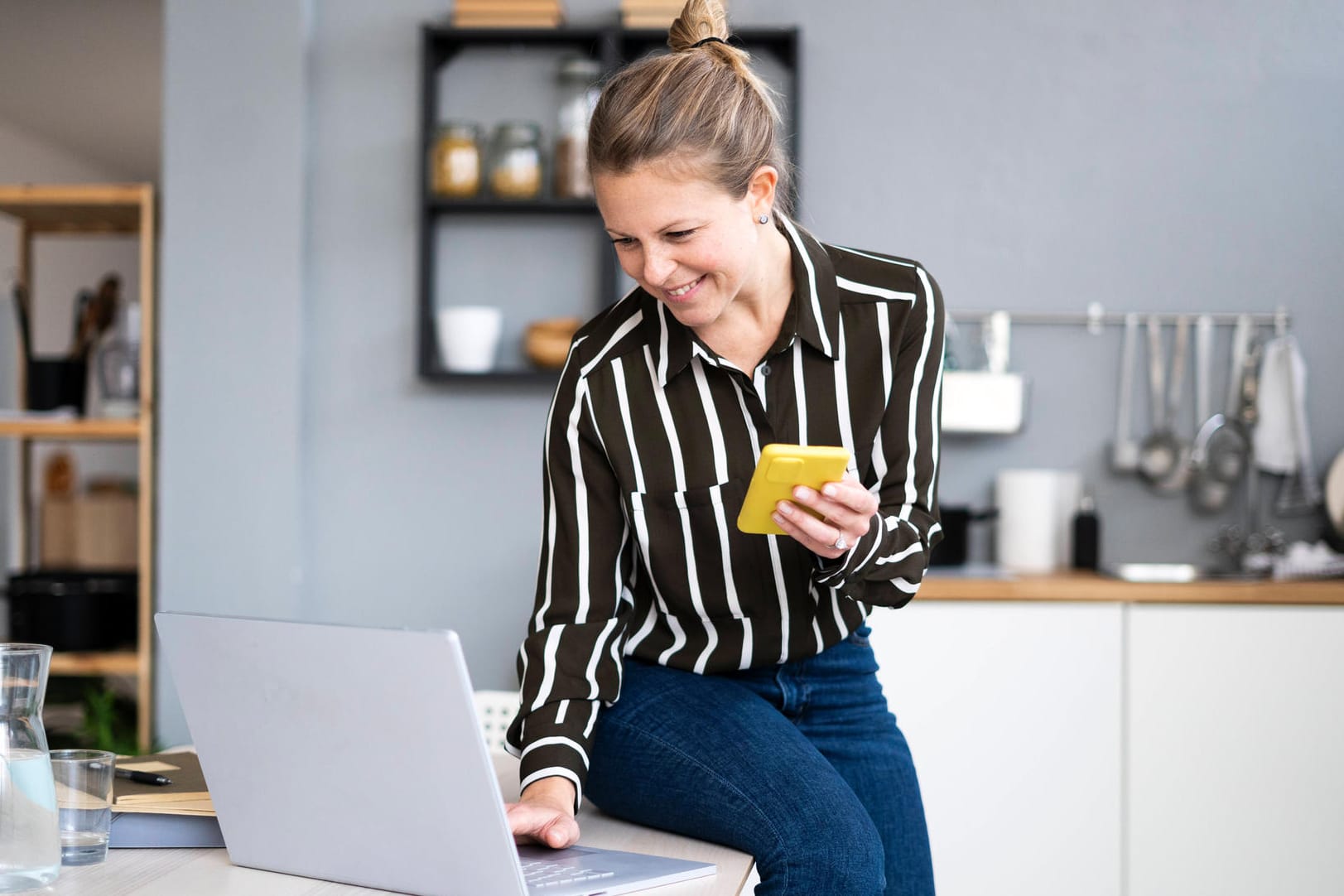 Eine Frau arbeitet in ihrer Küche am Laptop (Symbolbild): Am 20. März enden die bislang bestehenden Corona-Schutzmaßnahmen zum Großteil. Eine Frau arbeitet in ihrer Küche am Laptop (Symbolbild): Am 20. März enden die bislang bestehenden Corona-Schutzmaßnahmen zum Großteil.