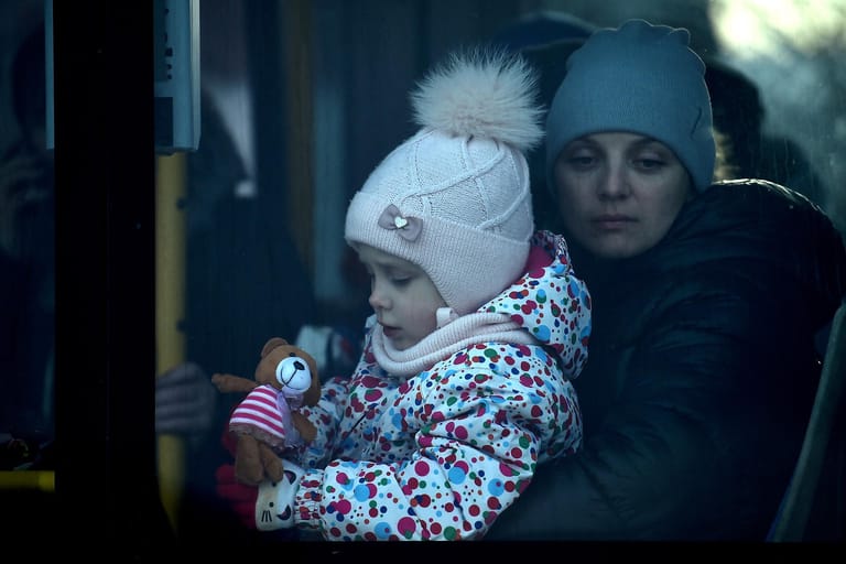 Eine Frau mit Kind flieht aus der Ukraine in Richtung Rumänien: Mehr als die Hälfte aller Kinder in der Ukraine sind seit dem Beginn der russischen Invasion vertrieben worden. Das UN-Kinderhilfswerk Unicef schätzte am 24. März rund 4,3 Millionen Vertriebene unter den 7,5 Millionen Kindern des Landes.