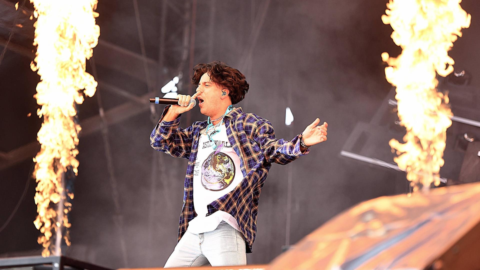 Der Rapper "Ufo361" bei einem Konzert (Archivbild): Laut einem Bericht soll er beim Einbruch in eine BVG-Werkstatt erwischt worden sein. Der Rapper "Ufo361" bei einem Konzert (Archivbild): Laut einem Bericht soll er beim Einbruch in eine BVG-Werkstatt erwischt worden sein.