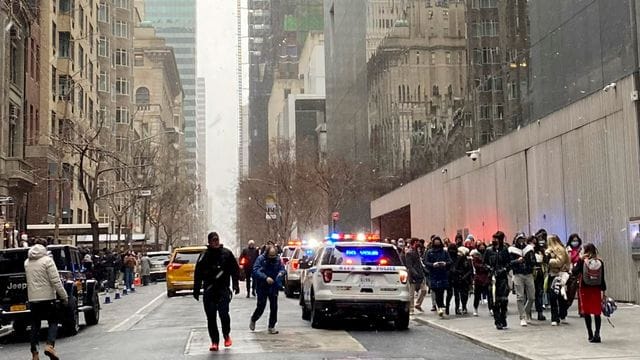 Besucher mussten das Museum in Manhattan verlassen, nachdem ein Mann mit einem Messer auf zwei Kassen-Mitarbeiter eingestochen hatte. Besucher mussten das Museum in Manhattan verlassen, nachdem ein Mann mit einem Messer auf zwei Kassen-Mitarbeiter eingestochen hatte.