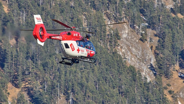 Helikopter der Bergwacht: Eine Frau setzte den Notruf ab, nachdem ihre Begleiter in die Tiefe gestürzt waren (Symbolbild).