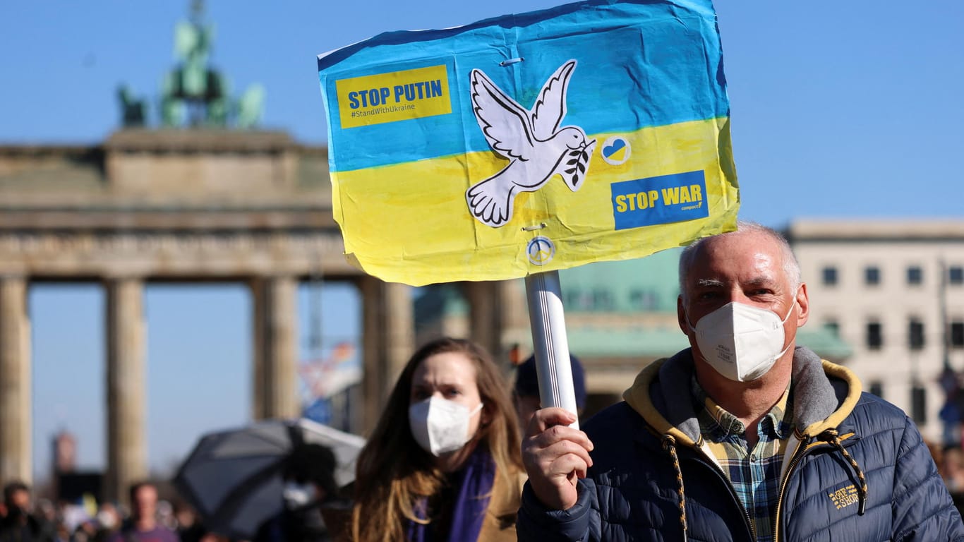 Demonstranten am Brandenburger Tor: Die Menschen forderten unter anderem "Stop Putin".