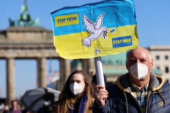Demonstranten am Brandenburger Tor: Die Menschen forderten unter anderem "Stop Putin".