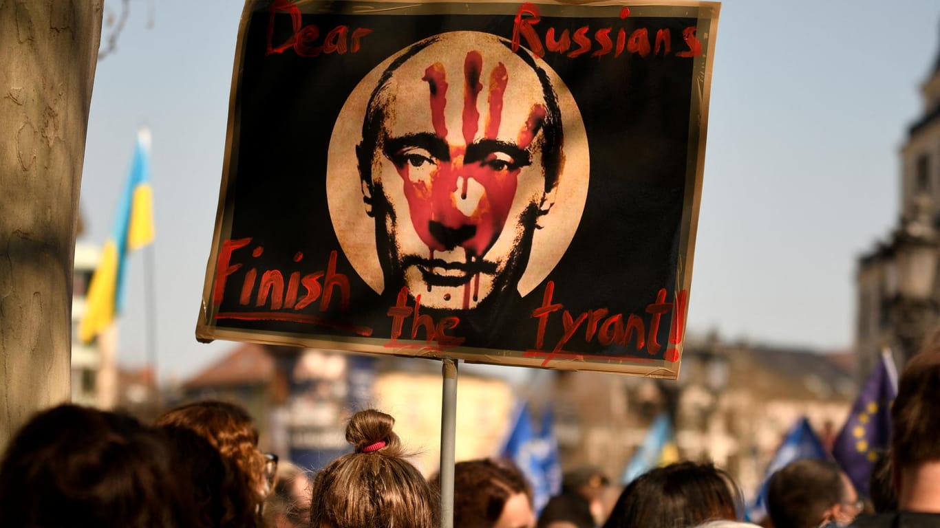 Frankfurt: Ein Aufruf an die Russen, den "Tyrannen" Putin zu stürzen.