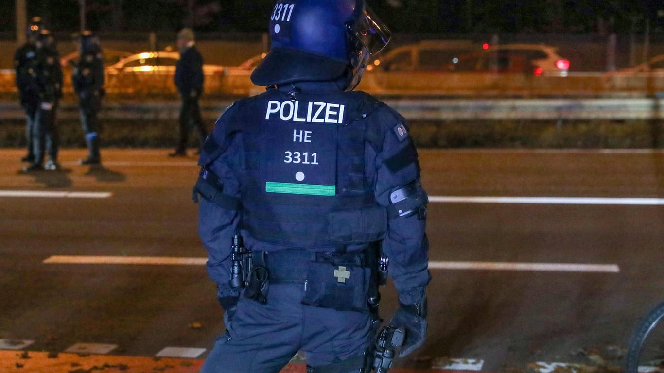 Polizist in Frankfurt (Symbolfoto): In der Nacht wurde eine Leiche in Oberrad entdeckt, jetzt ermittelt die Polizei.