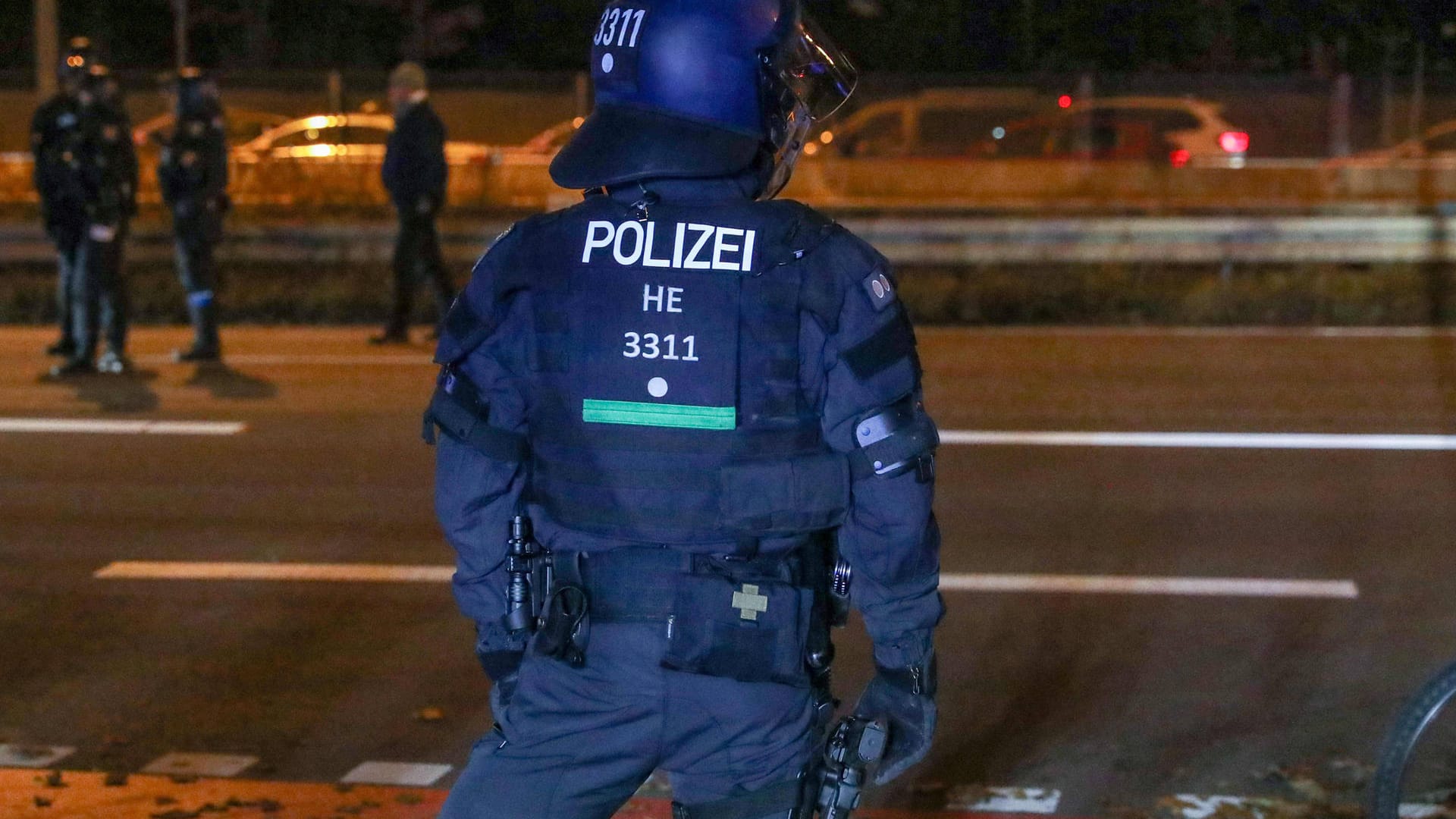 Polizist in Frankfurt (Symbolfoto): In der Nacht wurde eine Leiche in Oberrad entdeckt, jetzt ermittelt die Polizei. Polizist in Frankfurt (Symbolfoto): In der Nacht wurde eine Leiche in Oberrad entdeckt, jetzt ermittelt die Polizei.