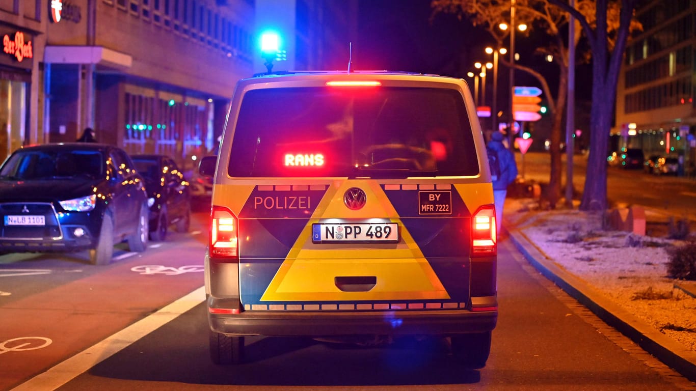 Polizeifahrzeug in Nürnberg (Archivbild): Die Ermittler werfen dem Trio versuchte Tötung vor.