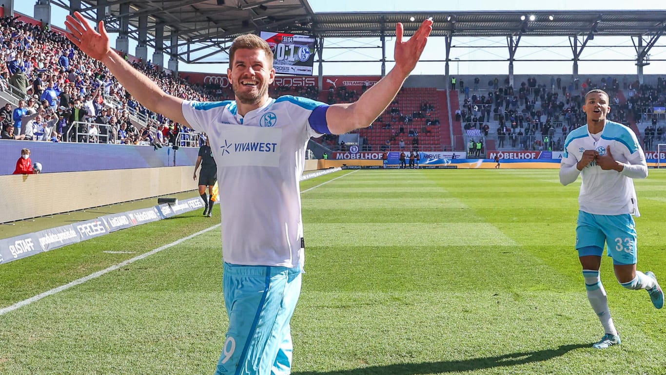 Simon Terodde in bekannter Pose: Schalkes Torjäger jubelt gegen Ingolstadt – als Vorbereiter.