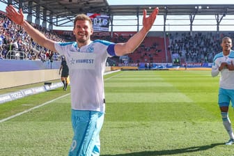 Simon Terodde in bekannter Pose: Schalkes Torjäger jubelt gegen Ingolstadt – als Vorbereiter.